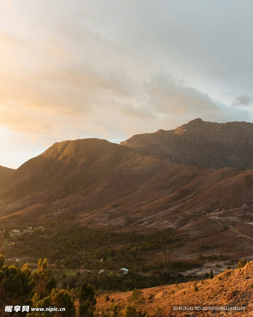 黄昏下的壮丽山峦景色