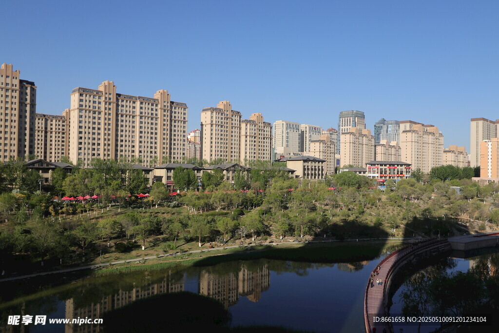 河畔高楼林立的城市风光