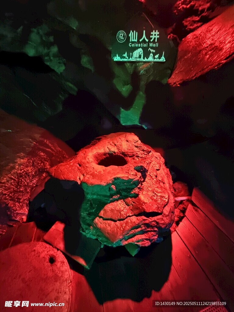 神秘红绿色调手部艺术画面