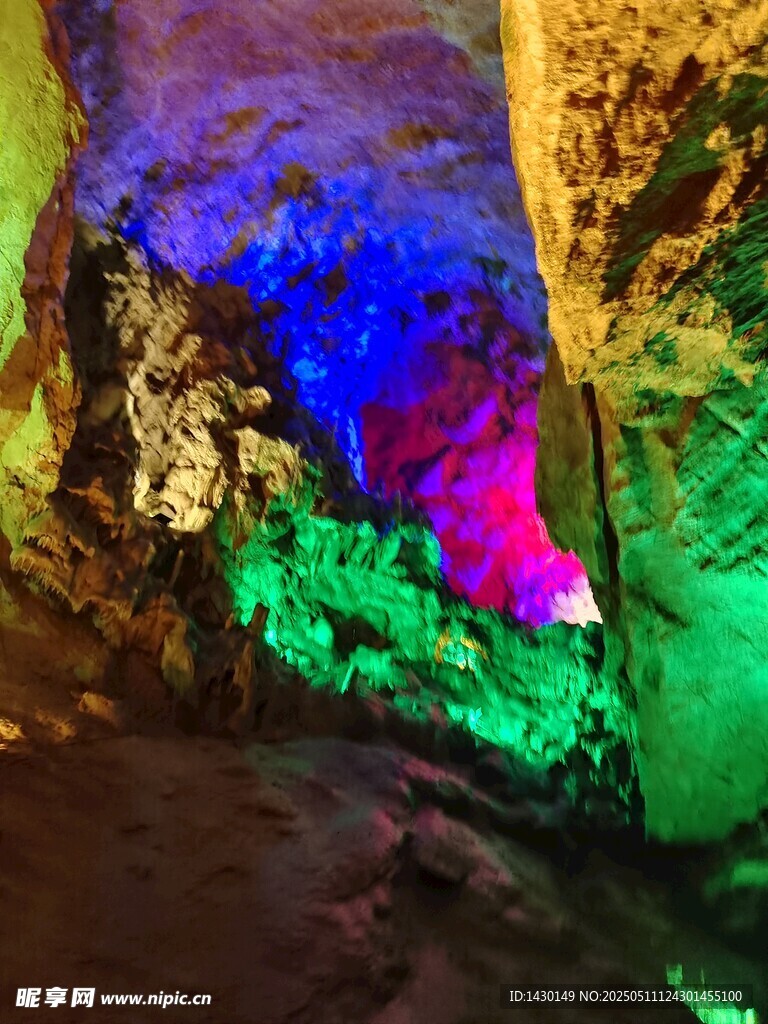 梦幻溶洞彩色景观