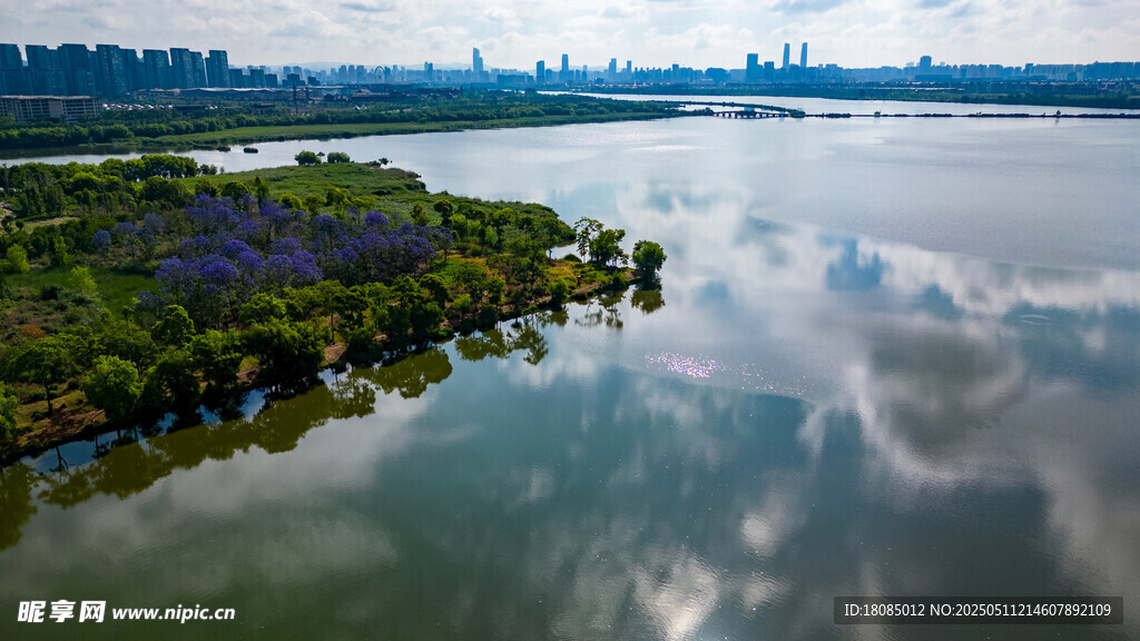 湖畔美景 城市与自然交融