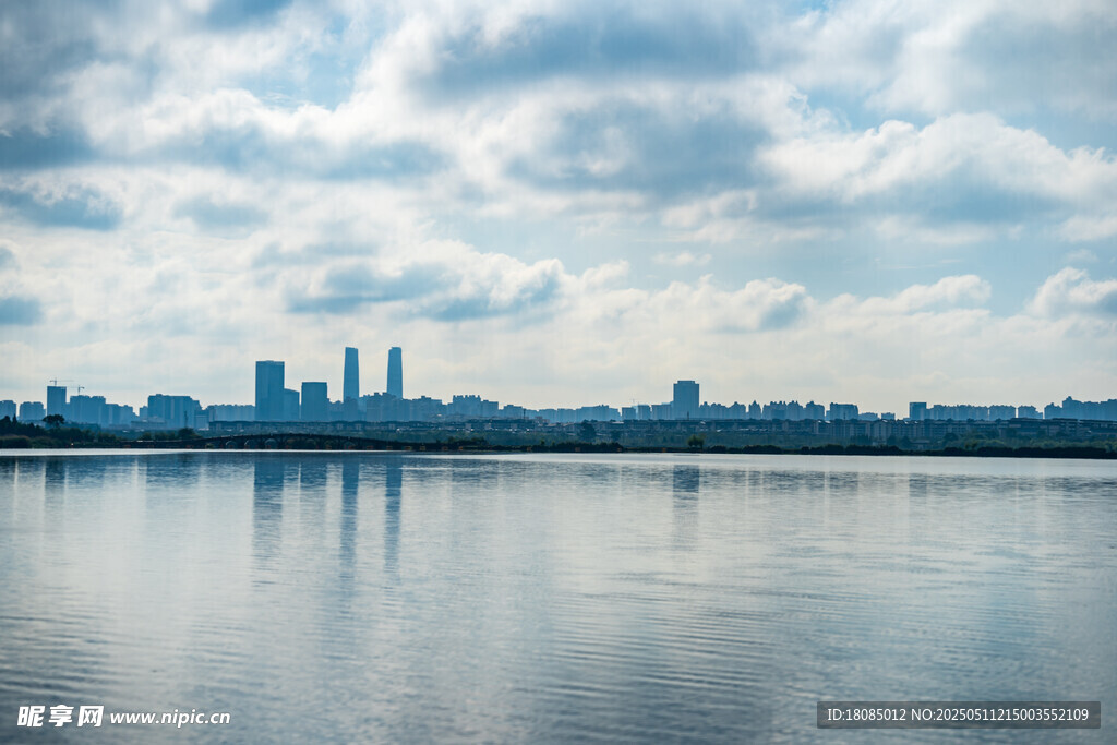 城市湖畔风光