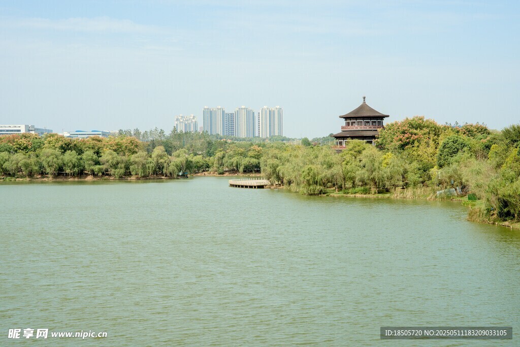 湖畔古亭与城市风光