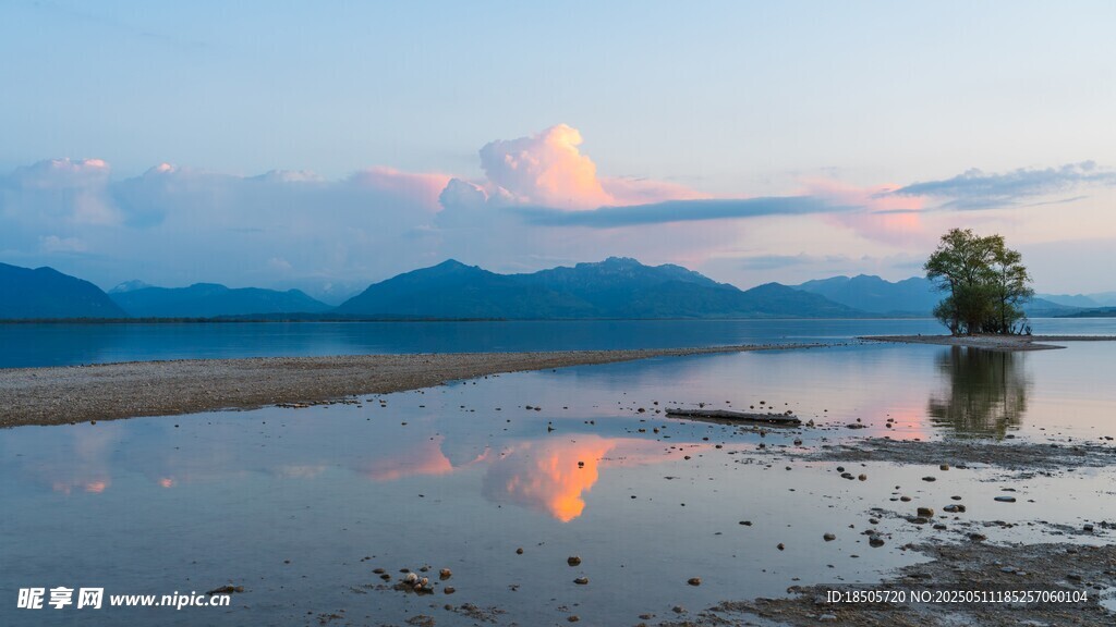 湖畔晚霞美景