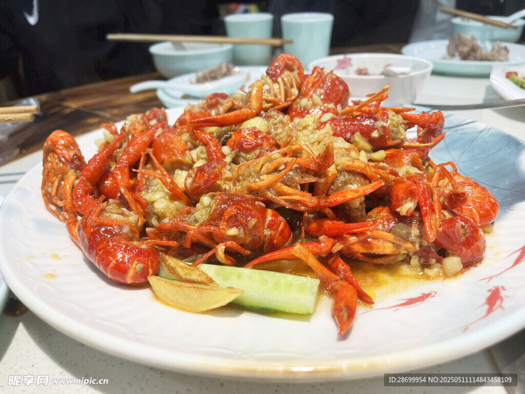 美味蒜蓉小龙虾上桌啦