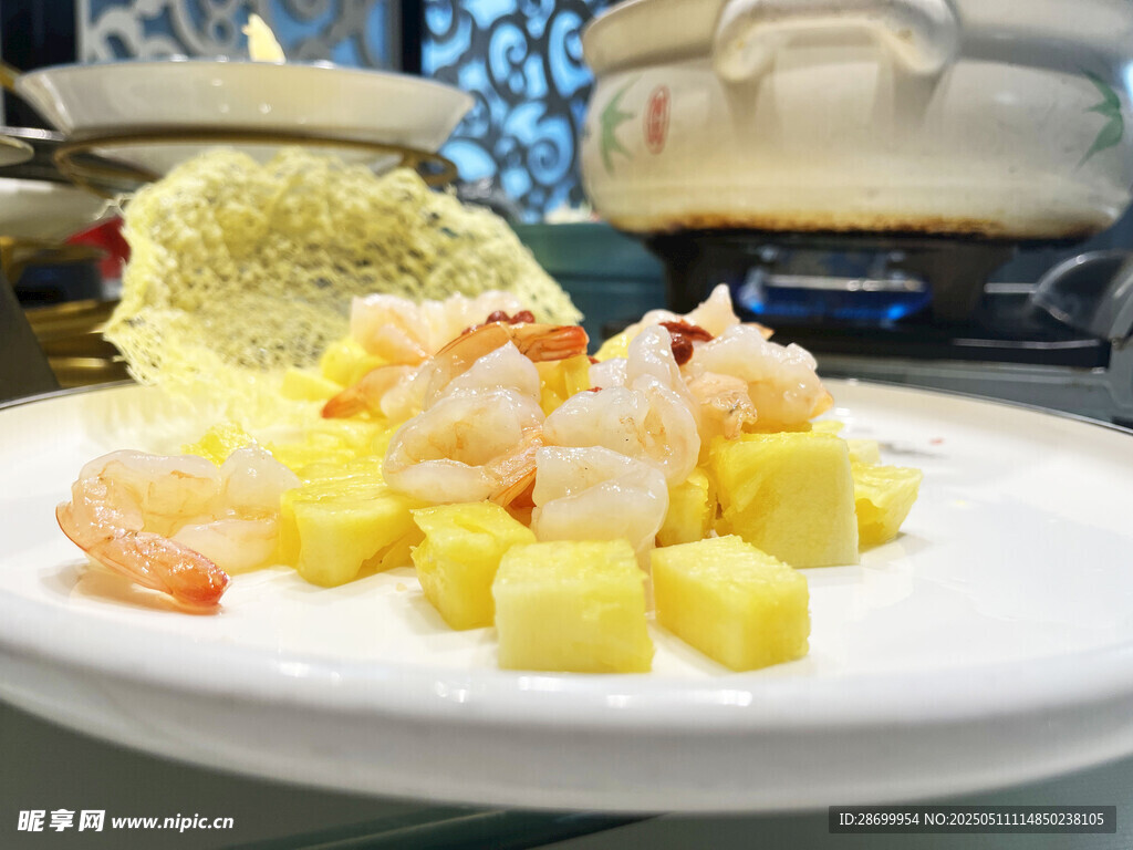 菠萝虾仁美食摆盘