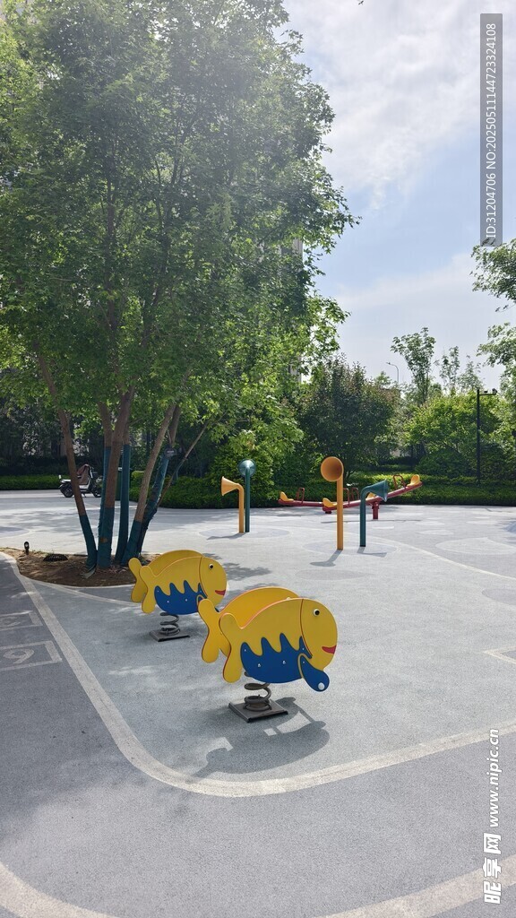 户外儿童游乐设施场景