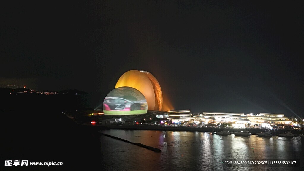 夜晚璀璨的地标建筑景观