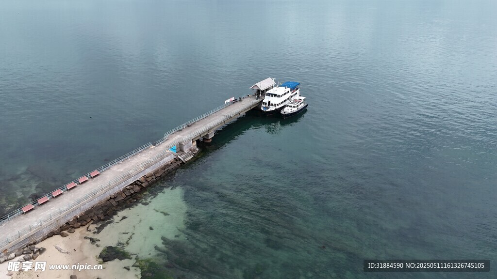 海上长码头与停泊船只