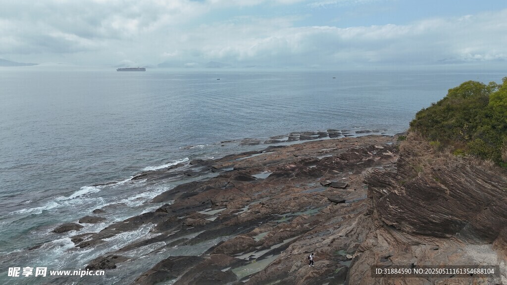 海边嶙峋礁石与辽阔海景