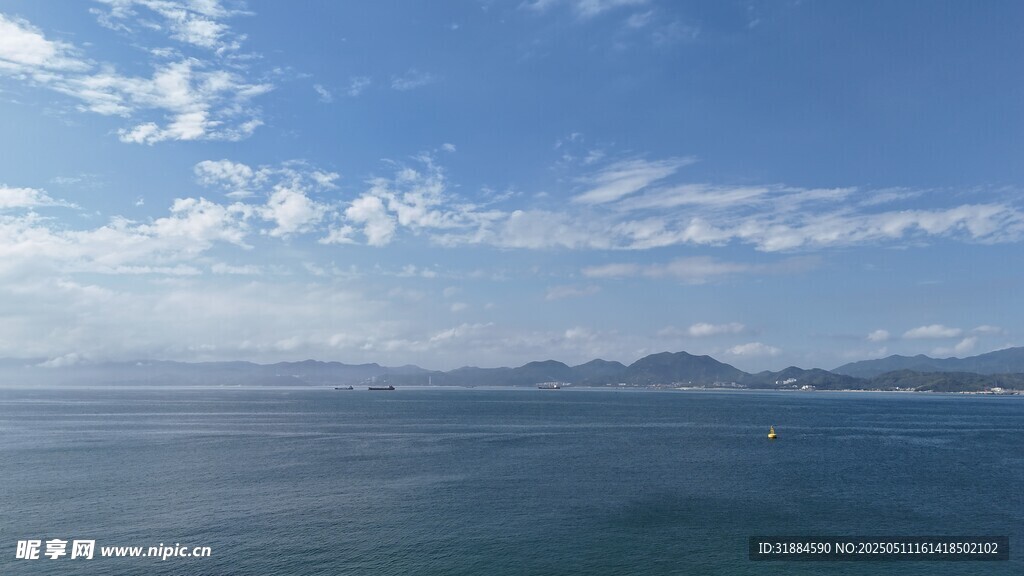 碧海蓝天远山风景图