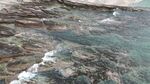 清澈海水拍击岸边岩石