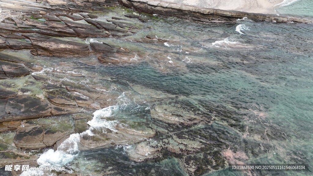 清澈海水拍击岸边岩石