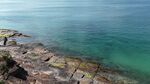 海边岩石与碧蓝海水美景