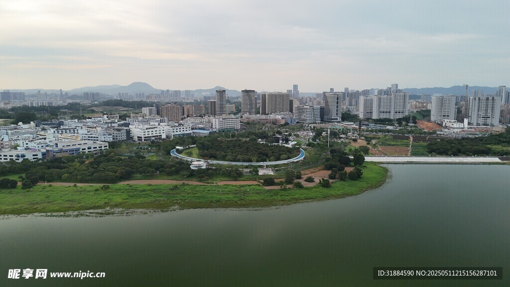 湖畔城市风光美景