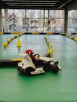 室内卡丁车赛道上的车手