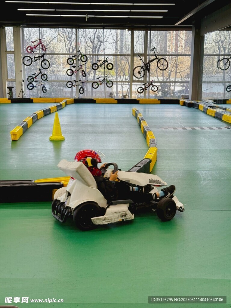 室内卡丁车赛道上的车手