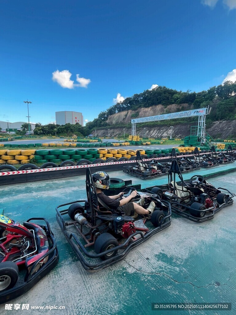 户外卡丁车赛道竞技场景