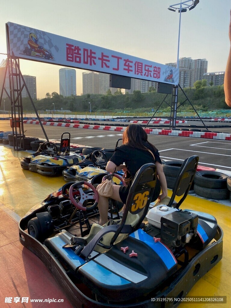 赛场驰骋的卡丁车选手