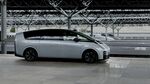 现代简约风格银色商务车