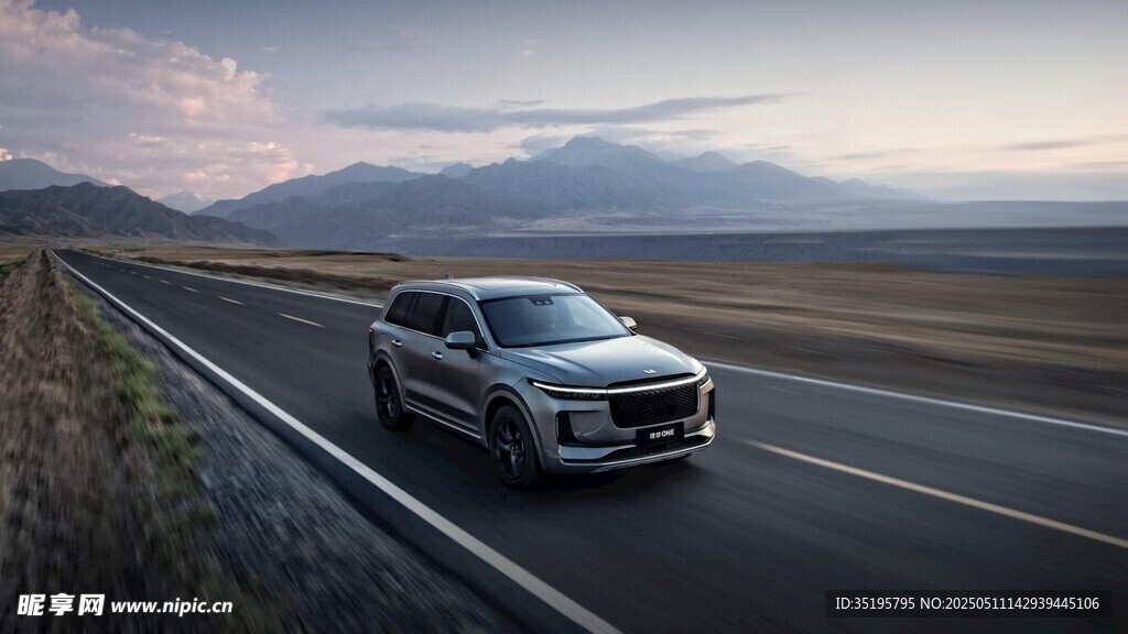 公路上行驶的银色SUV