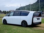 白色时尚款家用MPV