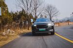 公路上行驶的黑色SUV