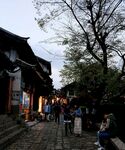 古街夜色下的悠闲漫步