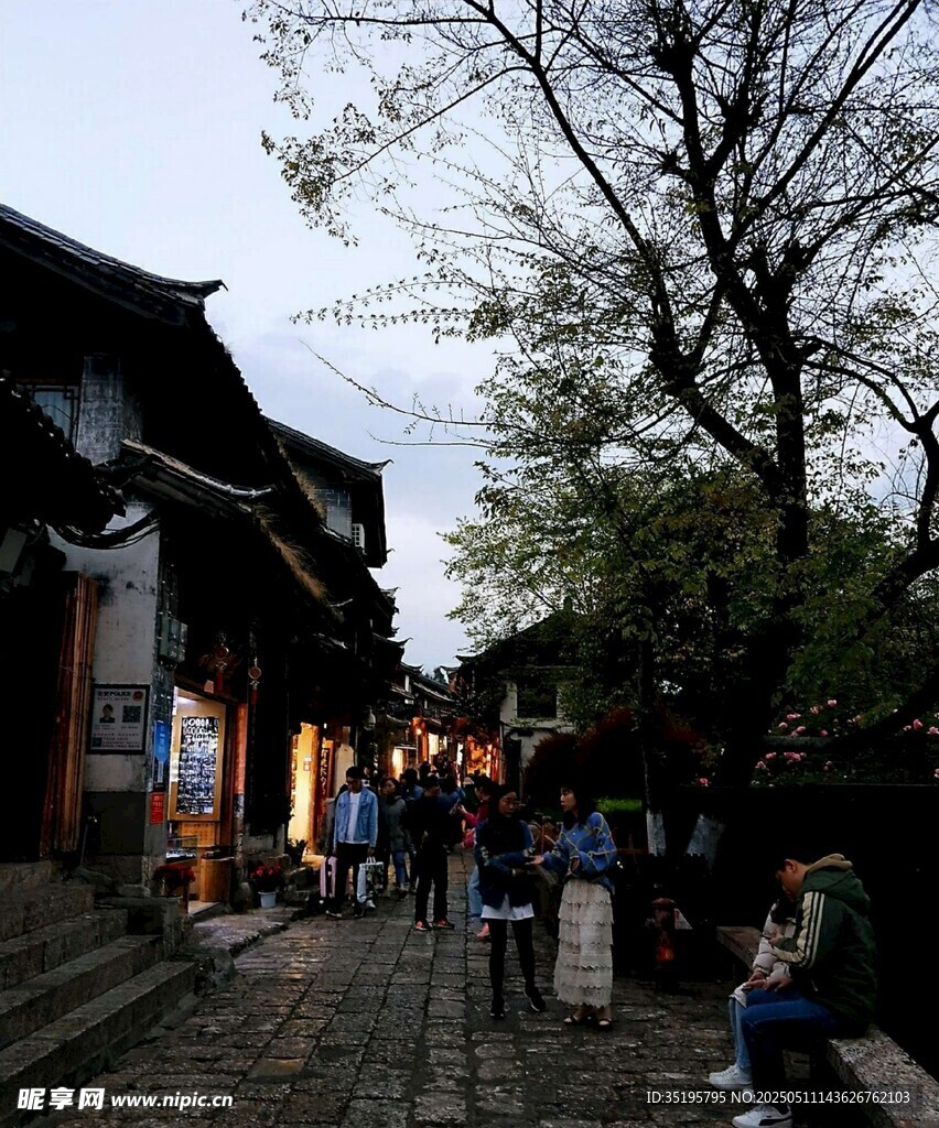 古街夜色下的悠闲漫步