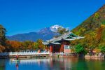 湖畔古亭映山景