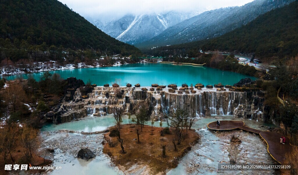 梦幻蓝湖与山间景致