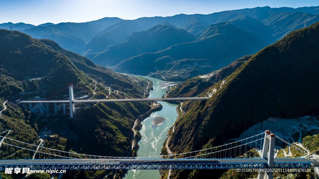 壮丽峡谷中的桥梁景观