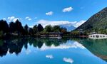 宁静山水湖景倒影如画