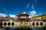 古桥楼阁映蓝天美景