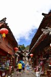 古街行人与传统建筑景观