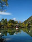 湖畔青山倒影秀丽风光