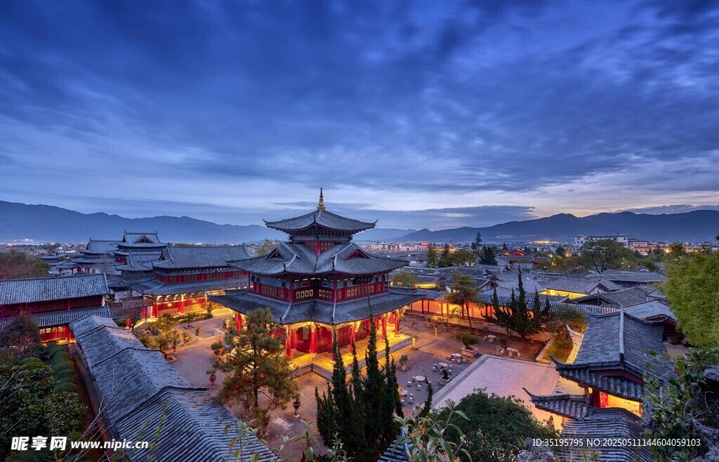古城夜景中的中式古建筑
