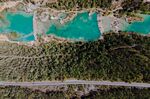 山间公路旁的碧绿湖泊