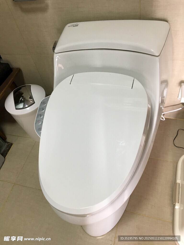 现代简约智能马桶展示