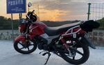 夕阳下的红色摩托车
