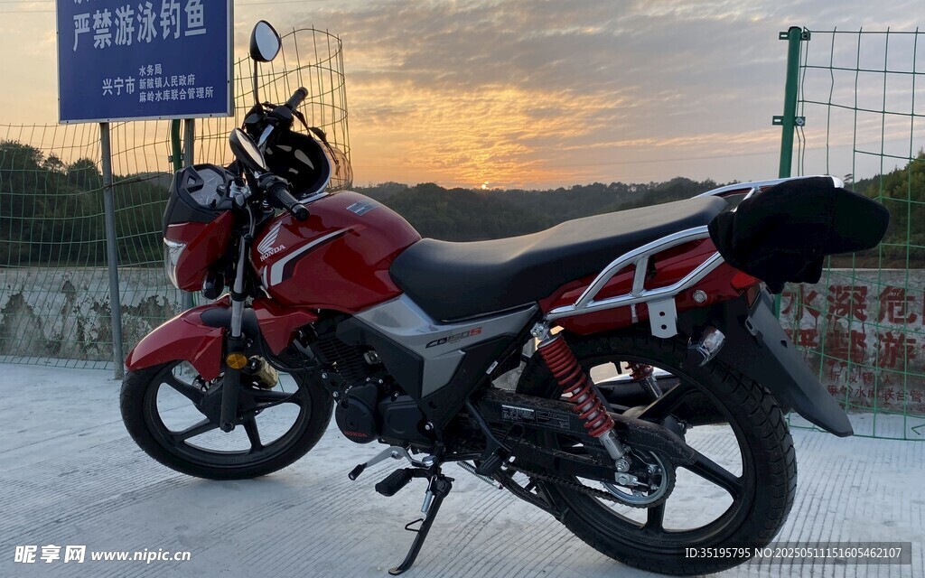 夕阳下的红色摩托车