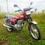 田野中的复古红色摩托车