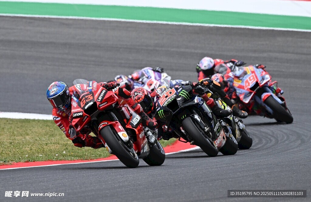 摩托车赛场上的激烈角逐