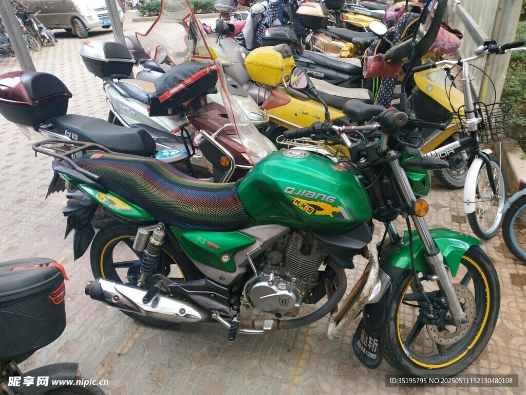 多彩摩托车停放场景
