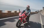 公路上的酷炫摩托车骑行