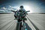 公路骑士驰骋于天地之间