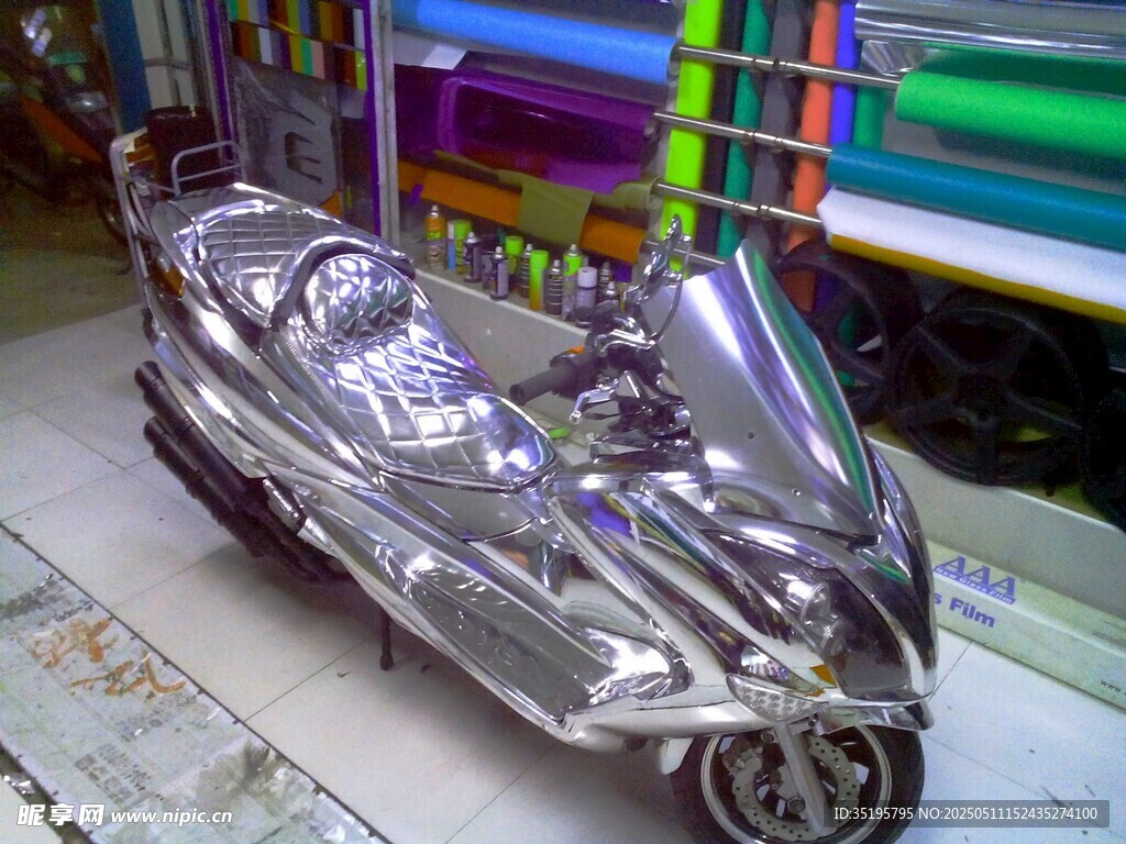 炫酷银色摩托车展示