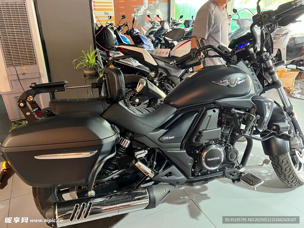 店内展示的酷炫黑色摩托车