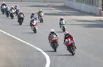 摩托车手赛道激烈竞速