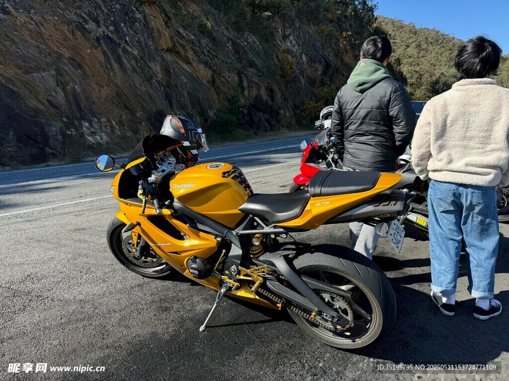 公路旁的黄色酷炫摩托车